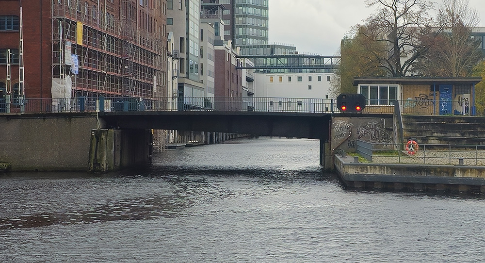 Klappbrücke im geschlossen Zustand über den Westlicher Bahnhofskanal in Hamburg.