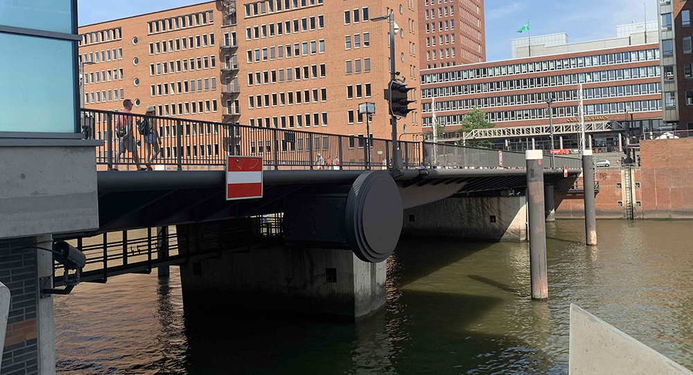 Klappbrücke im geschlossen Zustand Am Kaiserkai in Hamburg.